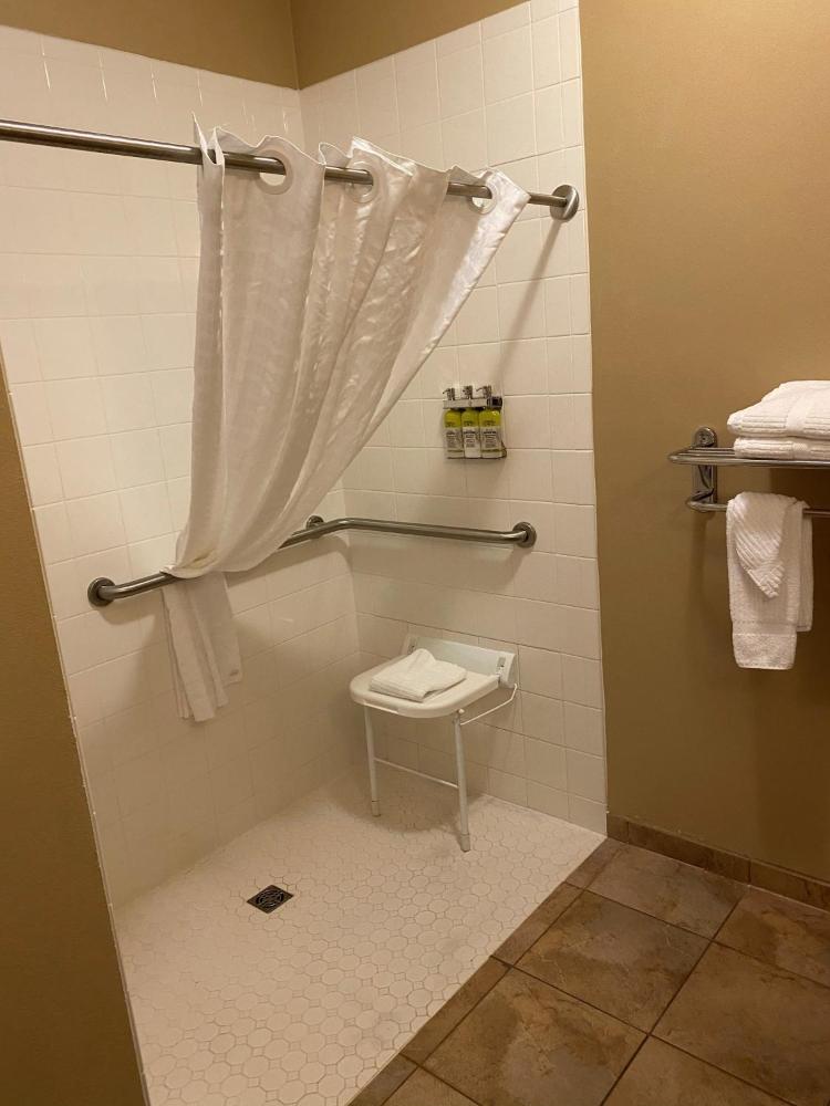 Queen Studio with Roll-In Shower - Non-Smoking interior